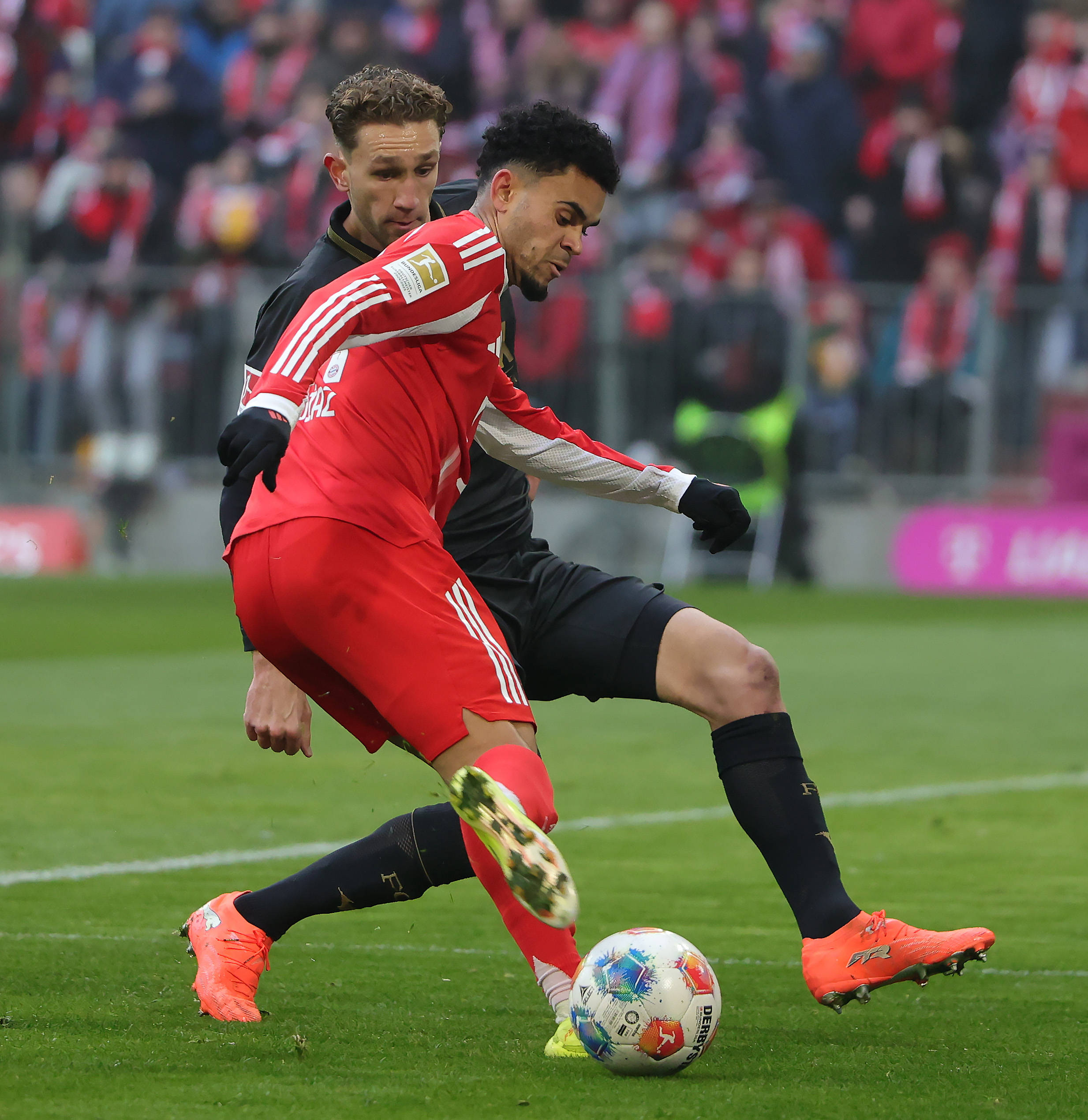 拜仁客场击败奥格斯堡，控球压制明显