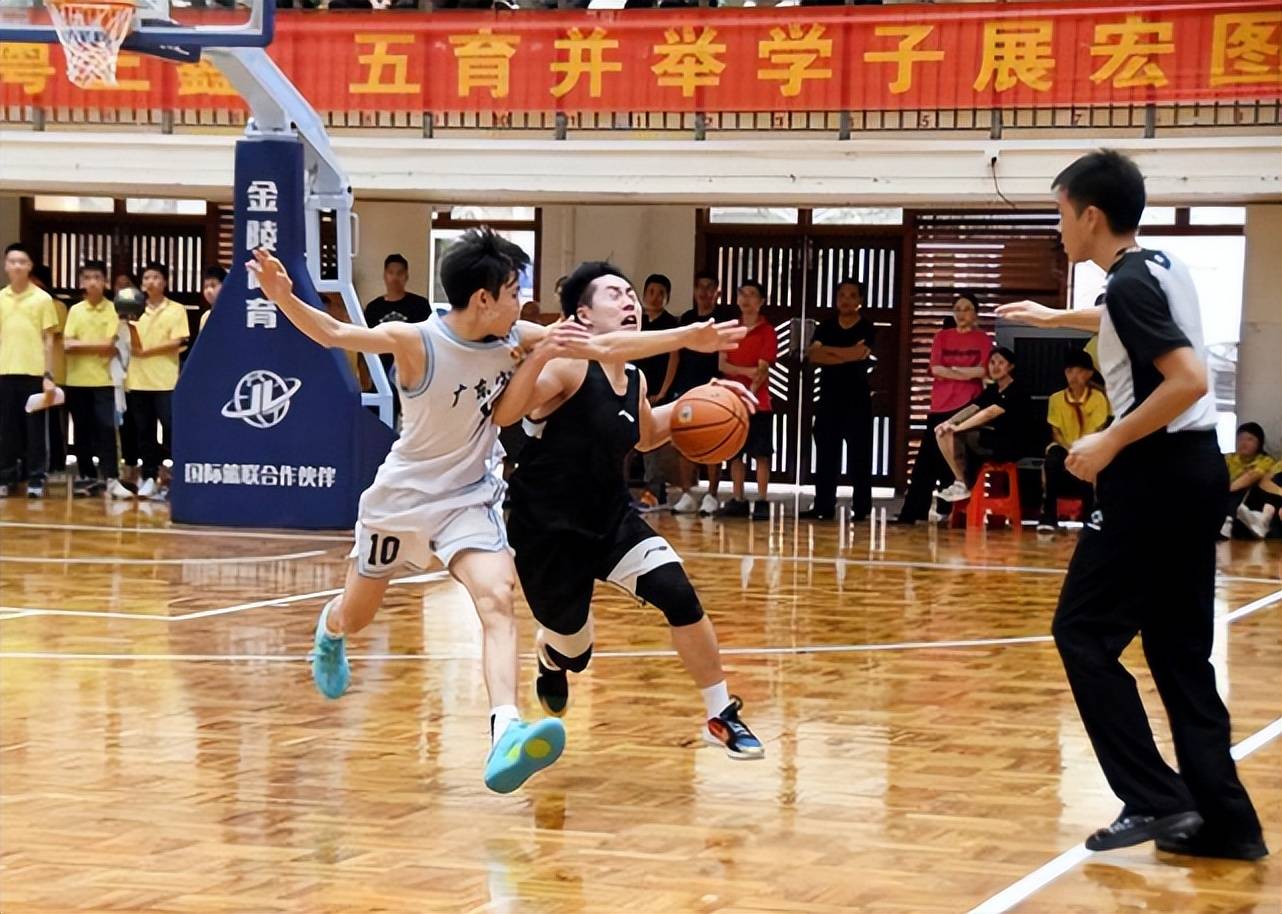 中场调度自如,进攻组织井然有序的简单介绍 中场调度自如,进攻组织井然有序的简单介绍